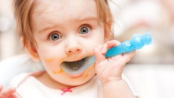 Bayi makan selain ASI di bawah usia 6 bulan, jika tidak sesuai dokter, punya banyak risiko. Foto: Thinkstock Bayi makan selain ASI di bawah usia 6 bulan, jika tidak sesuai dokter, punya banyak risiko. Foto: Thinkstock