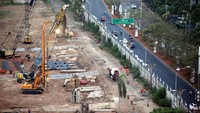Mulai tahun 1997 mulai muncul polemik, sampai tahun 2004 Sekretariat Negara mencabut hak pengelolaan. Tahun 2010 mulai ada pembicaraan lanjutan dengan pengelola dan direncanakan dibangun mal seluas 50.000 meter persegi namun pada 27 juli 2010 Gubernur DKI Fauzi Bowo menyegel kawasan Taman Ria. (FILE FOTO: Rengga Sancaya/detikcom)