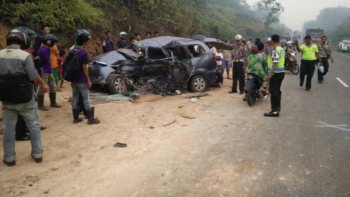 Avanza Tabrakan dengan Truk di Bungo Jambi, 6 Orang Tewas