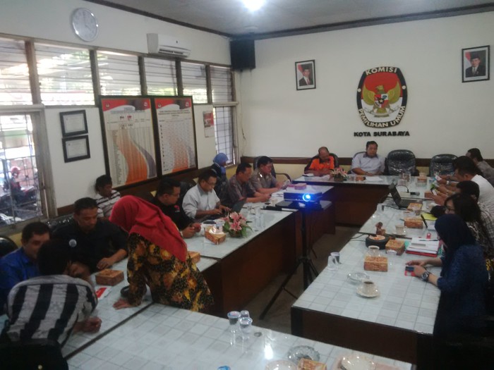 Banyak Atribut Hilang, Tim Kampanye 2 Calon Desak KPU Segera Ganti
