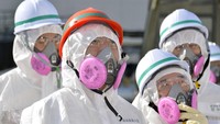 Paparan radiasi juga bisa menyebabkan kanker lidah. Sumber radiasi bisa berupa kencana alam, maupun radioterapi pada penyakit sebelumnya. Foto: Pekerja di raktor nuklir Fukushima (REUTERS/Kyodo)