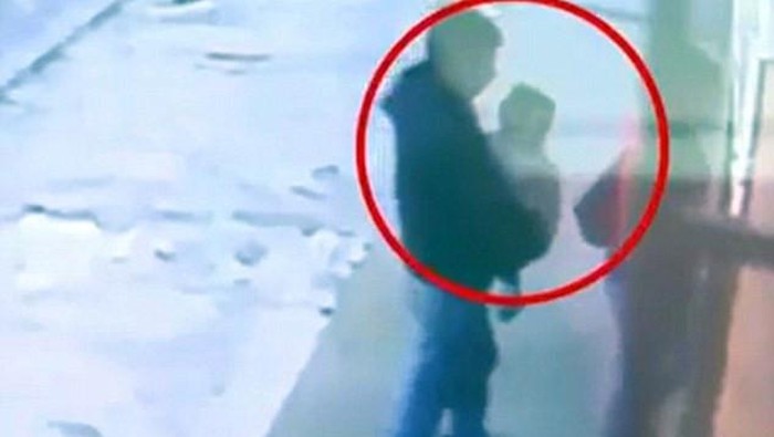 Ya Ampun! Komplotan ini Bawa Bayi Saat Merampok Toko Baju