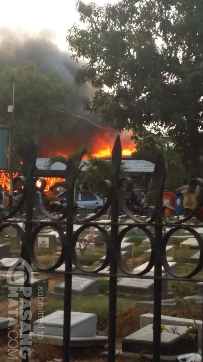 Rumah di Belakang UNJ Rawamangun Terbakar, 10 Unit Damkar Meluncur