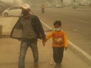 Asap di Pekanbaru Menguning, Warga: Mata Perih dan Kepala Pusing