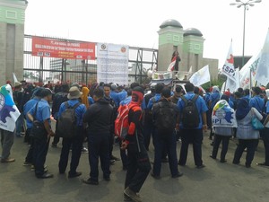 Belum Ditemui Wakil Rakyat, Pekerja Jalan Tol Bertahan di DPR