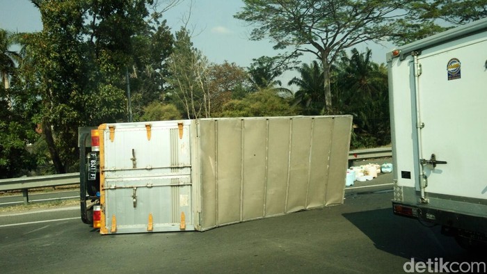 Truk Bermuatan Jeriken Terguling di Tol Jagorawi Arah Jakarta