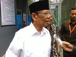 Anggota Wantimpres Hasyim Muzadi Jenguk Fuad Amin di Rutan Salemba