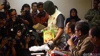 Duit SGD 177.700 ditemukan KPK di dalam bungkus makanan ringan keripik singkong ketika KPK melakukan penangkapan terhadap Dewie Yasin Limpo (Foto: dok detikcom)