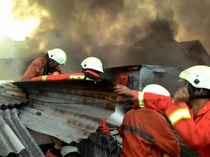 Kebakaran di Rawamangun Masih Berkobar, Diduga Karena Korsleting