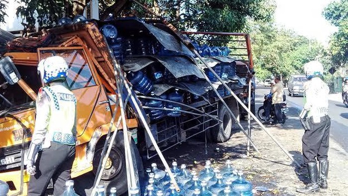 Truk Angkut Galon Tabrak Pohon, Sopir Tewas