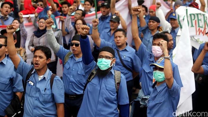 Ribuan buruh dari Konfederasi Serikat Pekerja Indonesia (KSPi), menggelar aksi demo di kantor Bursa Efek Indonesia (BEI), Jakarta, Rabu (21/10/2015). Demo ini merupakan aksi dukungan terhadap rencana  mogok kerja pekerja kontrak dari PT Jalan Tol Lingkar Luar Jakarta (JLLJ) pada 28, 29, dan 30 Oktober mendatang. Rengga Sancaya/detikcom.