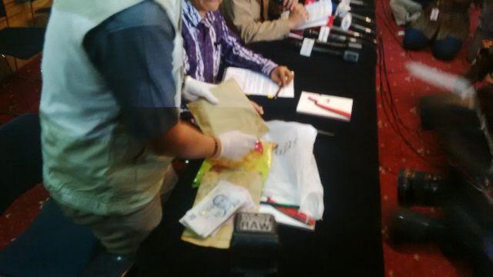 Duit Dugaan Suap SGD 177.700 Dewie Yasin Limpo Disimpan di Bungkus Keripik