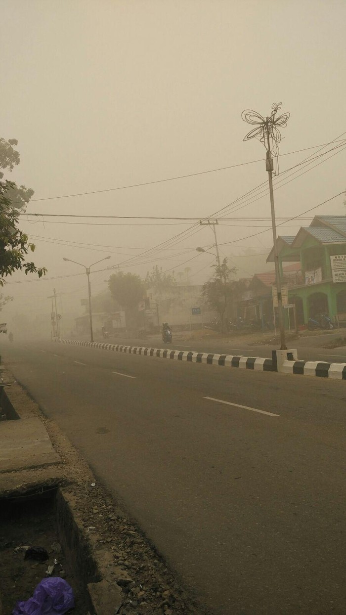 Barito Timur Siang Ini Bak Lorong Gelap Jarak Pandang Hanya 10 Meter