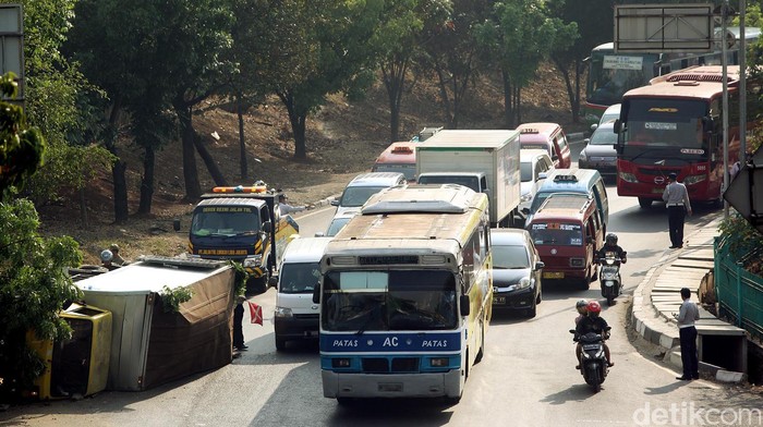 Truk Terguling di Kampung Rambutan, Lalu Lintas Macet Parah