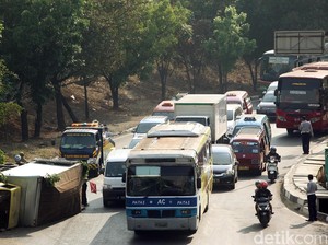 Truk Terguling di Kampung Rambutan, Lalu Lintas Macet Parah
