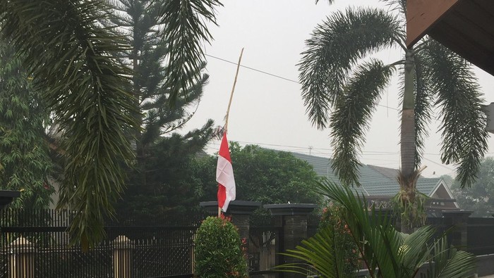 Protes Asap, Warga Riau Ini Kibarkan Merah Putih Setengah Tiang