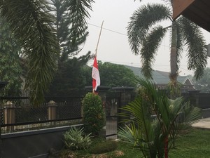Protes Asap, Warga Riau Ini Kibarkan Merah Putih Setengah Tiang