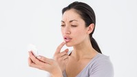 Tanda berikutnya adalah bibir selalu pecah-pecah walau sudah memakai pelembab bibir. Selain itu, mulut terasa kering dan merasa haus terus-menerus. Foto: thinkstock