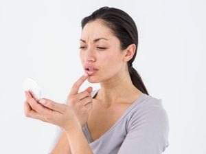 Bibir Sering Kering dan Pecah-pecah? Bisa Jadi Tanda Dehidrasi