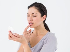 Cegah Bibir Kering dan Pecah-pecah dengan Racikan Alami Ini