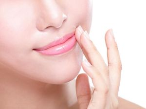 8 Cara Mudah Mengatasi Bibir Kering dan Pecah-pecah
