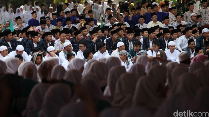 Ribuan warga Nahdlatul Ulama (NU) merayakan hari santri Nasional di monumen Tugu Proklamasi, Jakarta, Kamis (22/10/2015). Dalam perayaan yang juga di hadiri oleh pasukan TNI tersebut dalam rangka mengenang keluarnya resolusi jihad oleh KH Hasyim Ashari serta menggelorakan semangat juang para kyai dan santri.  Grandyos Zafna/detikcom