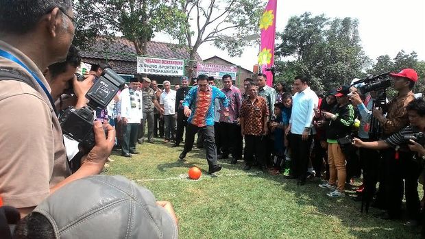 Kangen, Ahok Petik Buah Jamblang dan Tendang Bola di RPTRA 