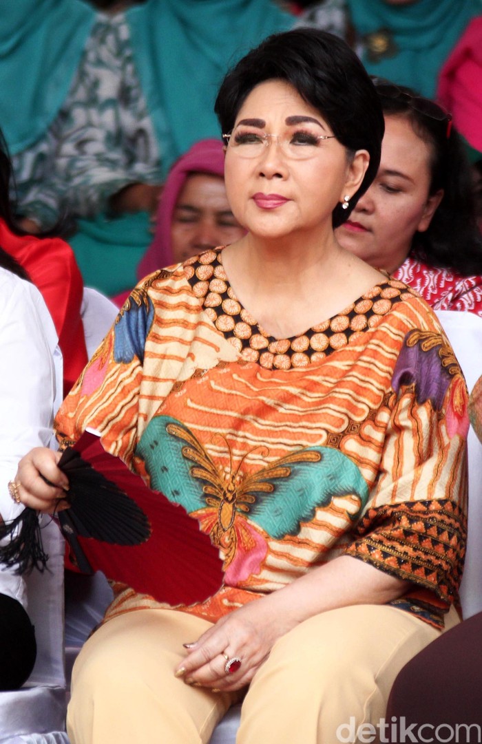 Artis senior Titiek Puspa Artis senior Titiek Puspa di Ruang Publik Terpadu Ramah Anak (RPTRA) di daerah Jakarta Timur, Kamis, (22/10/2015). RPTRA ini bisa dijadikan tempat berkumpul bagi warga setempat. Alfathir Yulianda/detikcom.