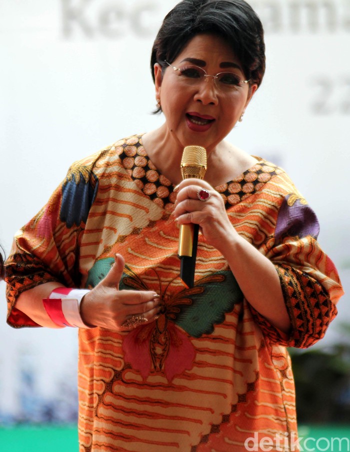 Artis senior Titiek Puspa di Ruang Publik Terpadu Ramah Anak (RPTRA) di daerah Jakarta Timur, Kamis, (22/10/2015). RPTRA ini bisa dijadikan tempat berkumpul bagi warga setempat. Alfathir Yulianda/detikcom.