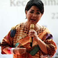 Begitu pula pada tahun-tahun terakhirnya sebelum berpulang dalam usia 87 tahun pada Kamis (10/4/2025). Ikon yang akrab disapa Eyang Titiek ini tetap konsisten tampil stylish, dengan mengedepankan unsur kelokalan seperti berbatik atau menggunakan wastra lainnya dalam siluet yang kekinian. Selamat jalan Eyang. (Foto: Alfathir Yulianda/detikcom)