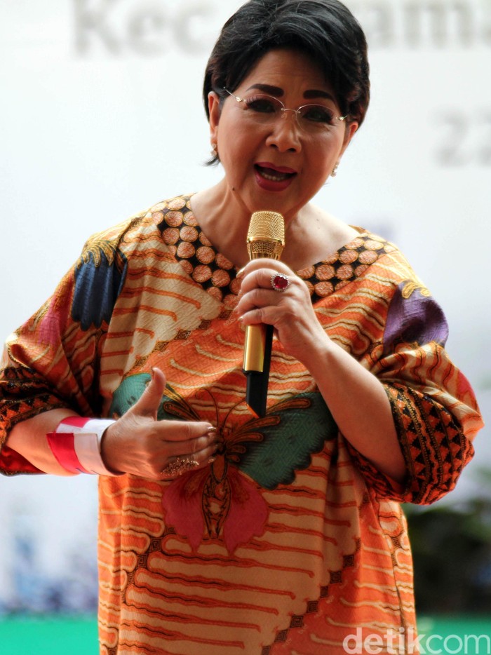 Artis senior Titiek Puspa Artis senior Titiek Puspa di Ruang Publik Terpadu Ramah Anak (RPTRA) di daerah Jakarta Timur, Kamis, (22/10/2015). RPTRA ini bisa dijadikan tempat berkumpul bagi warga setempat. Alfathir Yulianda/detikcom.