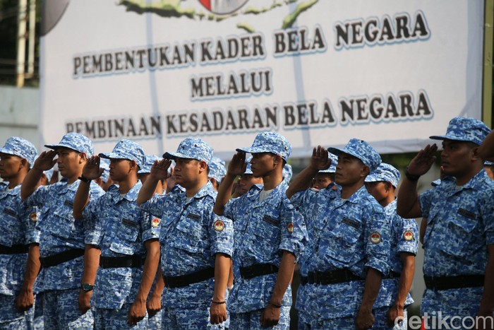 Menteri Pertahanan Rymizard Ryacudu memberikan tanda pelatihan kepada calon kader pembina Bela Negara di Jakarta, Kamis (22/10/2015). Sebanyak 4500 kader pembina Bela Negara di 45 Kabupaten/Kota mulai hari ini serentak mengikuti program Bela Negara. Agung Pambudhy/Detikcom.