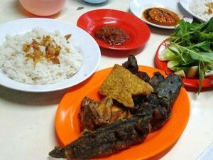 Bikin Kaget! Pecel Ayam Rp 60 Ribu/Porsi di Losari Saat Mudik