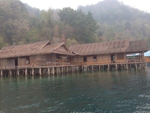 Membandingkan Pantai Ora dan Maladewa