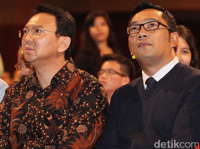 Ridwan Kamil saat bersama mantan Gubernur DKI Jakarta Basuki Tjahaja Purnama atau Ahok pada 2014 lalu. Ridwan bergaya ala eksekutif muda dengan kemeja berdasi yang dibungkus vest hitam. (Foto: Rengga Sancaya)