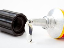 Cara Membersihkan Noda Lem