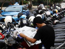 Tukang Parkir Liar di Jakarta, Membantu atau Mengganggu? Tukang Parkir Liar di Jakarta, Membantu atau Mengganggu?