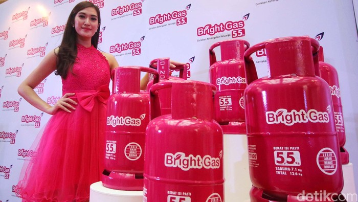 Pertamina resmi meluncurkan Bright Gas 5,5 Kg ke pasaran, Jumat (23/10/2015). Dengan warna khas pink dan mengusung tema ceriakan kehangatan keluarga, Bright hadir dengan katup ganda yang membuat lebih aman, mudah dibawa dan nyaman, harga relatif lebih murah. Rachman Haryanto/detikcom.