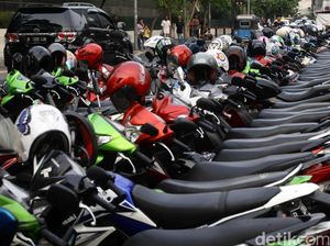 Cewek Strong Nih, Bisa Keluarkan Motor dari Parkiran yang Padat