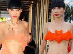 Bai Ling Pakai Underwear Berbentuk Laba-laba untuk Halloween