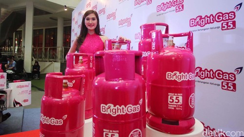Pertamina resmi meluncurkan Bright Gas 5,5 Kg ke pasaran, Jumat (23/10/2015). Dengan warna khas pink dan mengusung tema ceriakan kehangatan keluarga, Bright hadir dengan katup ganda yang membuat lebih aman, mudah dibawa dan nyaman, harga relatif lebih murah. Rachman Haryanto/detikcom.