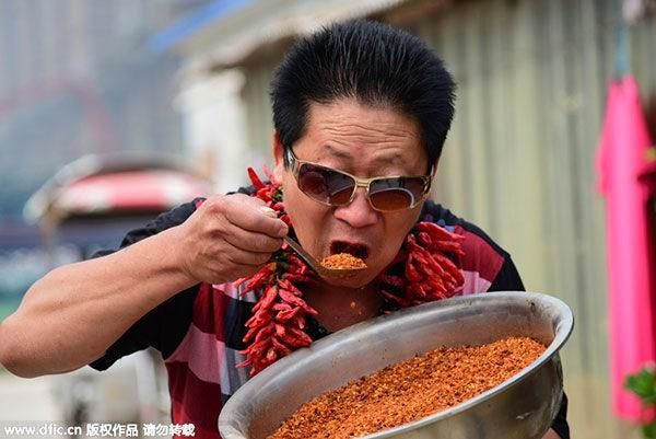 pria yang hobi makan cabai