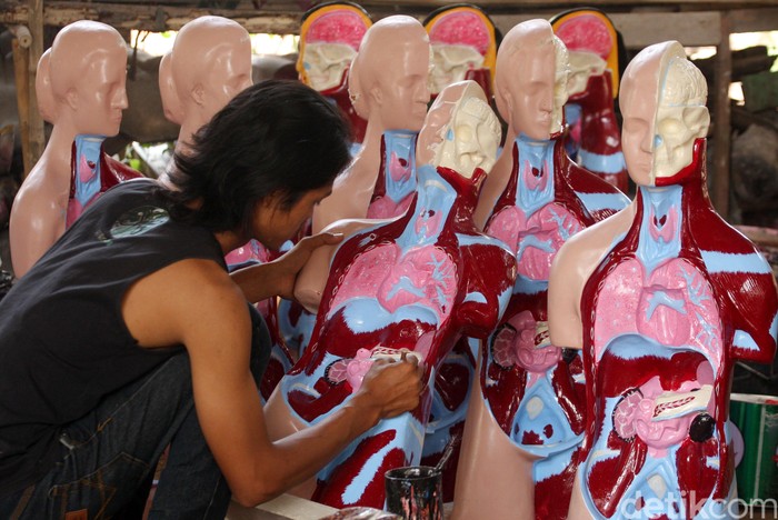 Beberapa pekerja sedang membuat boneka organ bubuh sepertri Jantung, Ginjal, tangan, kaki, kepada dan juga kerangka manusia di Cinangka, Sawangan, Depok, Jumat (23/10/2015). Pembuatan manekin ini digunakan untuk kepentingan Alat peraga pendidikan. Lamhot Aritonang/detikcom.
