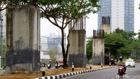 Presiden Megawati Soekarnoputri meresmikan pemancangan tiang pancang pertama di Jalan Asia Afrika, Senayan, Jakarta Selatan, pada 14 Juni 2004.  Rachman Haryanto/detikcom