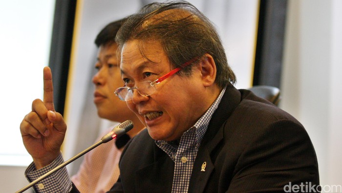 Anggota Komisi XI DPR Fraksi PDIP Hendrawan Supratikno saat memberikan keterangan pers terkait pelemahan rupiah di ruang Fraksi PDIP, Kompleks Parlemen, Senayan, Jakarta, Selasa (29/9/2015). Lamhot Aritonang/detikcom.