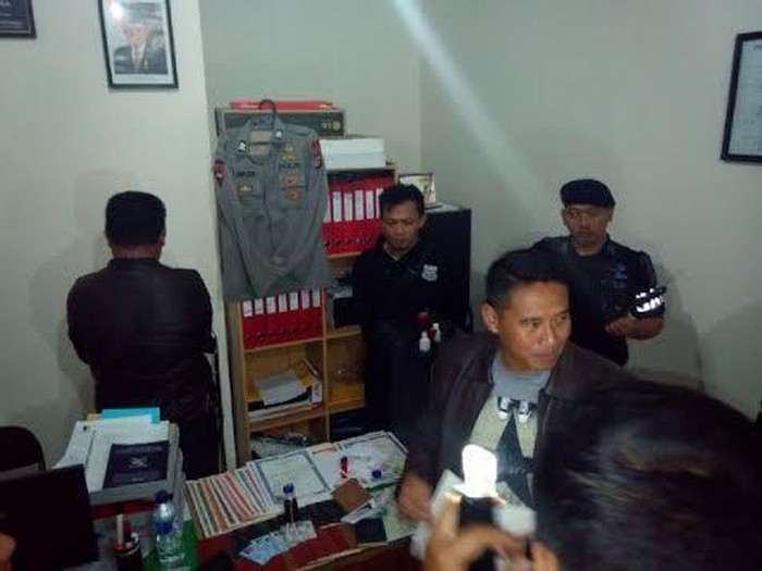 Brimob Polda Jabar Bekuk Pria Pemalsu STNK dan Buku Nikah