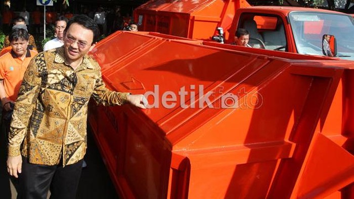 Ahok: Orang Jakarta Keterlaluan, Bawa Mobil Bagus Buang Sampah Sembarangan