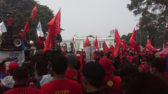 Buruh Demo di Depan Istana, Jalan Medan Merdeka Utara Ditutup
