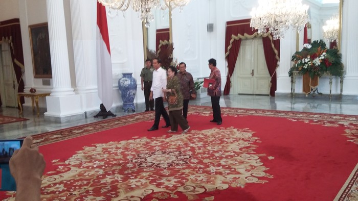 Ditemani Hasto, Megawati Disambut Jokowi di Istana Merdeka