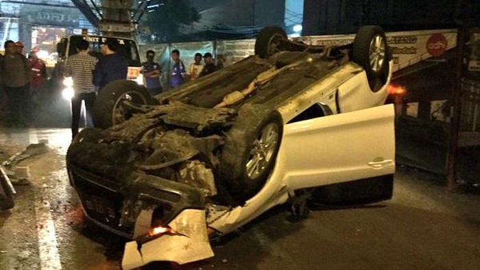 Mobil Mitsubishi Outlander Terbalik di Jalan Tendean, Jakarta Selatan